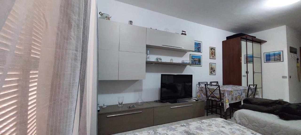 Ampio Monolocale Con Terrazzo - A 2 Passi Dal Mare Apartamento Latte Exterior foto