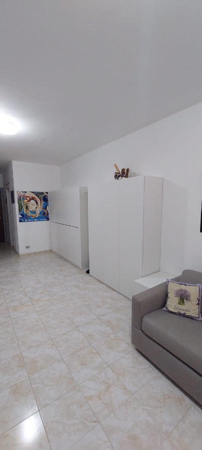 Ampio Monolocale Con Terrazzo - A 2 Passi Dal Mare Apartamento Latte Exterior foto